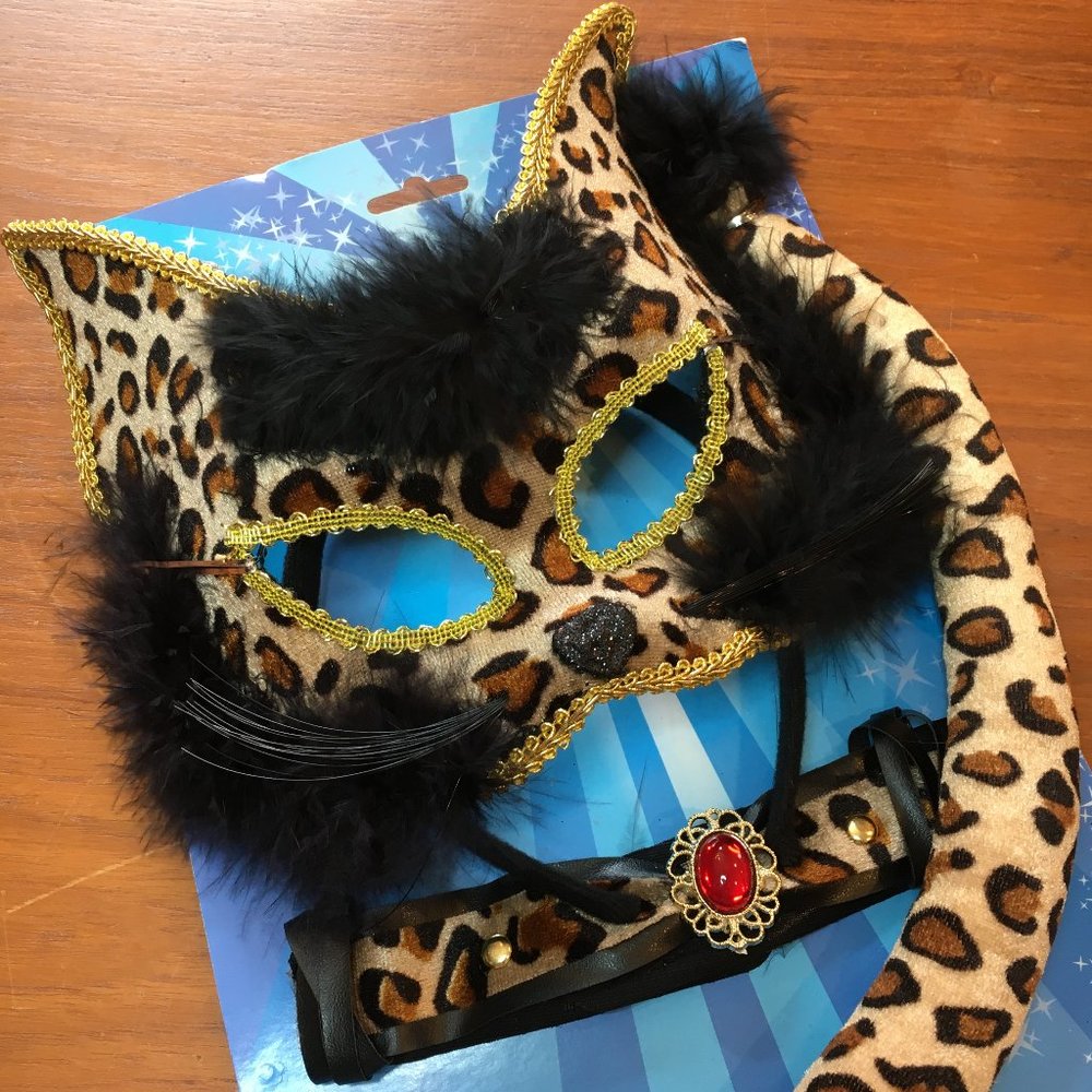 NWT Deluxe Leopard Mask , Collar, Tail w/ maribou